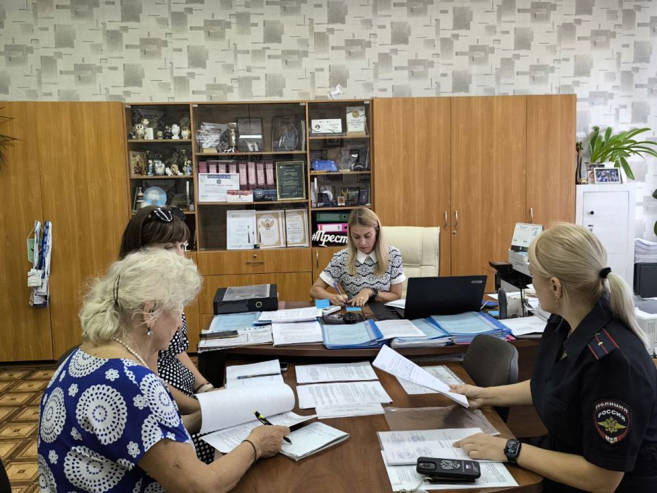 В Макеевке сотрудники Госавтоинспекции провели проверку школ перед началом учебного года, в рамках проекта «Безопасные дороги»