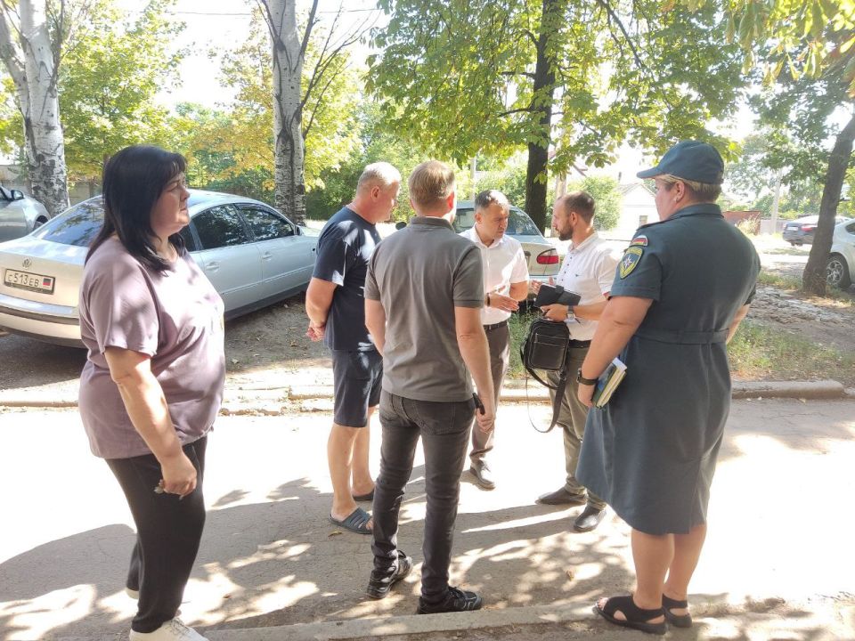 По поручению Главы ДНР Дениса Пушилина 12.08.2025 по адресу: г. Донецк, ул.Куйбышева,43 состоялась встреча с жителями первого заместителя руководителя Управы Ленинского внутригородского района администрации городского округа...