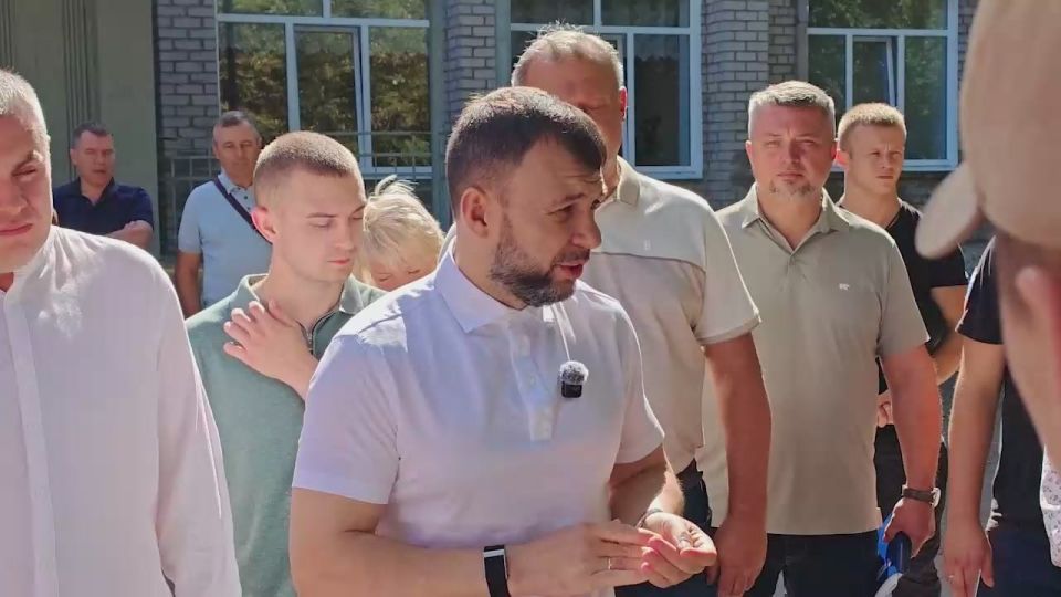 Денис Пушилин проверил подготовку к новому учебному году донецкой школы № 125, которая находится в Пролетарском районе города
