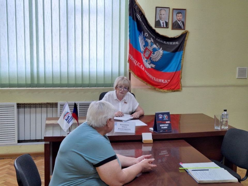 Прием граждан. Сегодня, 12 августа, председатель Шахтерского муниципального совета ДНР Ольга Катанцева провела личный прием граждан в общественной приемной Шахтерского местного отделения партии «Единая Россия»