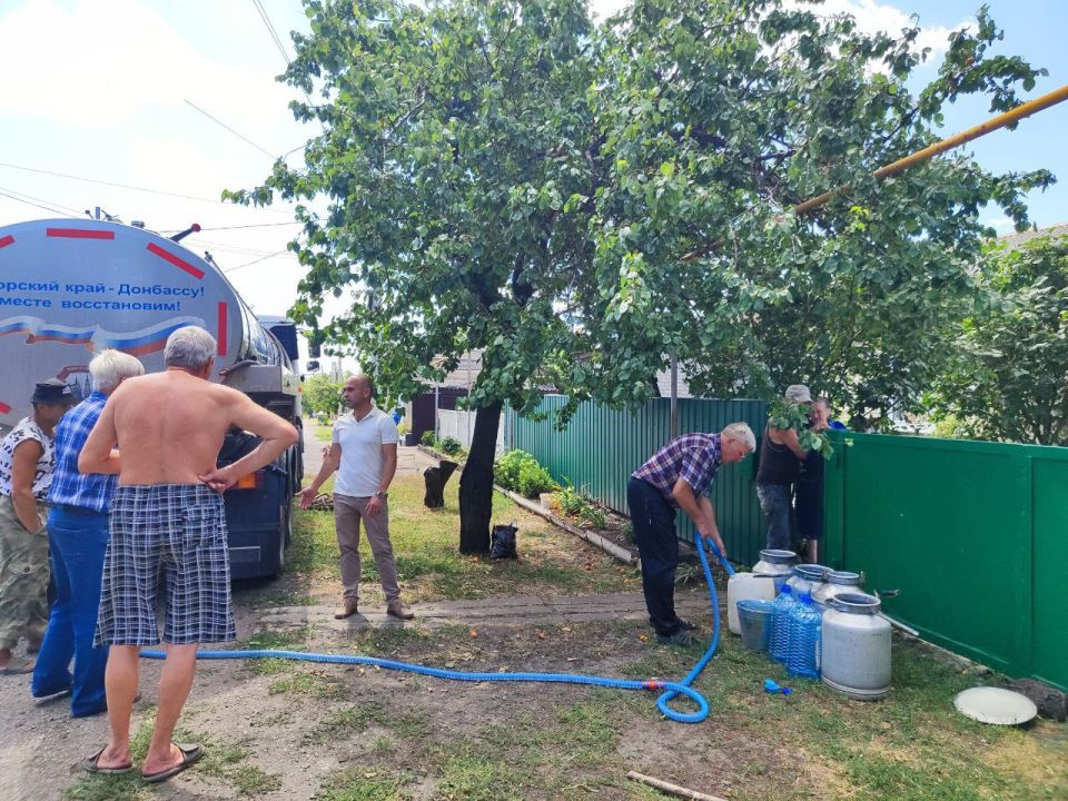 Сегодня, 12 августа, по поручению Главы Республики Дениса Пушилина, заместитель Председателя Торезского городского совета Андрей Пашков лично присутствовал при подвозе воды населению по ул. Жигулевская