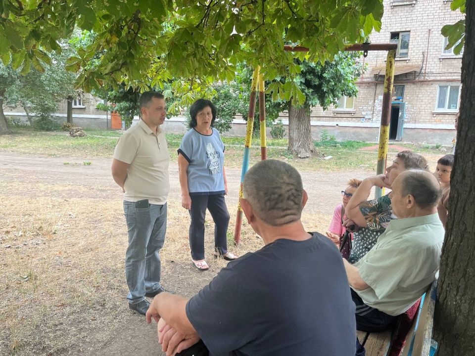 Первый заместитель главы Администрации городского округа Харцызск Александр Гутров в городе Харцызск вчера, 11 августа, провёл сход граждан по адресу: бул
