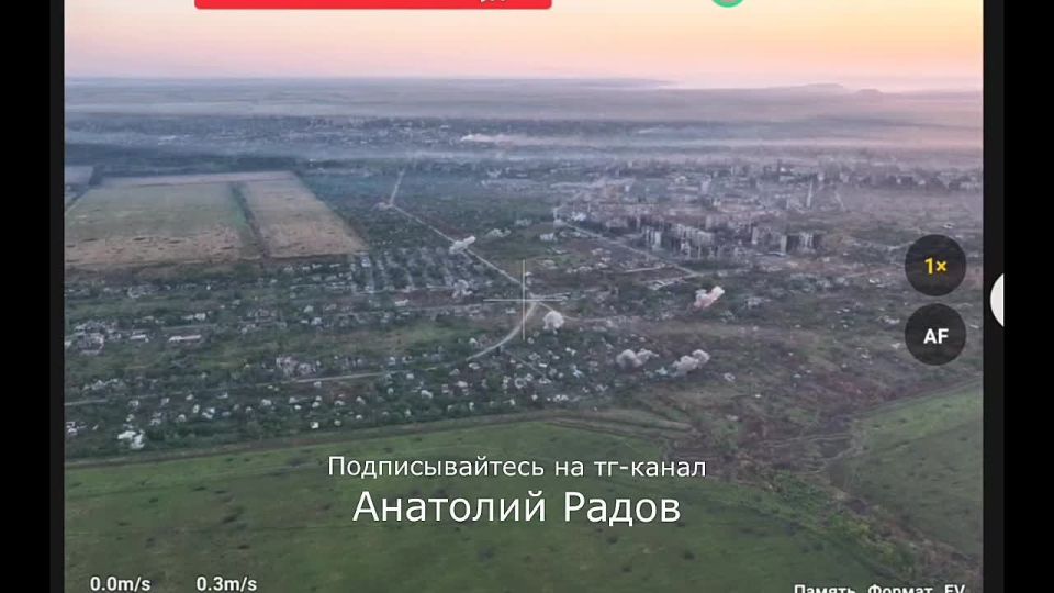 Анатолий Радов публикует кадры работы артиллерии по украинским позициям в Покровске