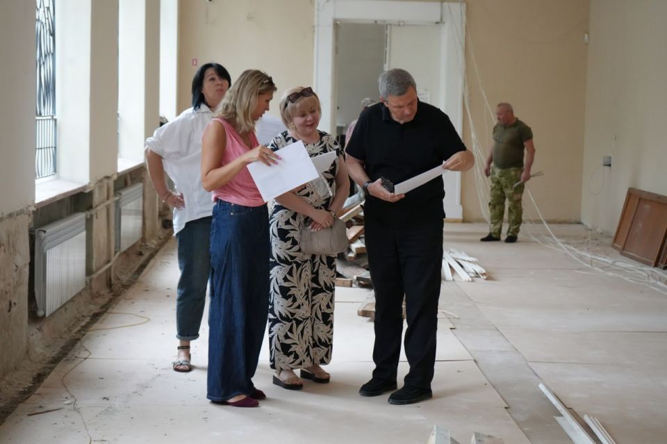 Министр культуры ДНР Михаил Желтяков проинспектировал ход ремонтно-восстановительных работ в Донецком республиканском художественном музее