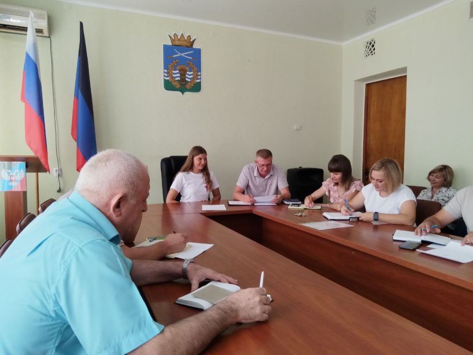 Сергей Юзвинкевич: Сегодня в рамках проекта "День с Главой" совместно с Нехаевой Анной Сергеевной ученицей 8 класса ГБОУ "Зеленоярская школа Володарского м.о" провёл расширенное аппаратное совещание с начальниками отделов и...