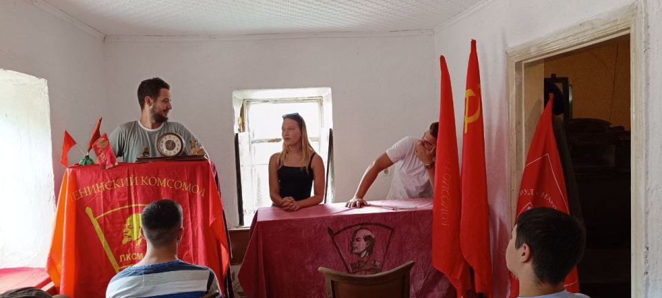 Вчера состоялось собрание мариупольских комсомольцев, посвященное второй годовщине основания Ленинского комсомола города Мариуполя