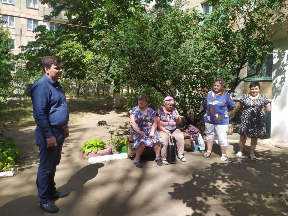 Сегодня, 12 августа, Артем Чесноков, Врип Главы муниципального образования городской округ Торез провел встречу с населением по адресу: