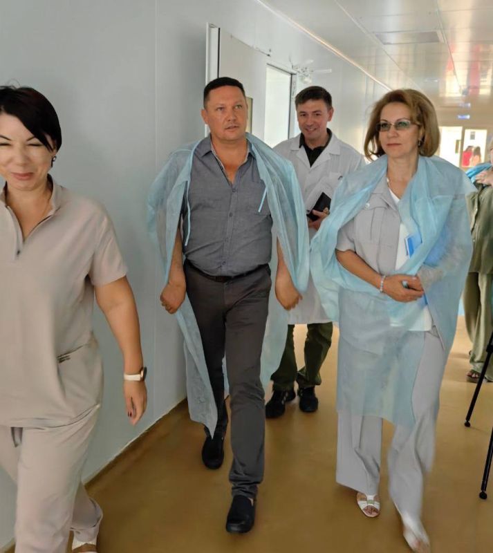 Лариса Толстыкина: Вместе с заместителем министра здравоохранения ДНР Игорем Борисовичем Коваленко посетили Центральную городскую больницу г. Харцызска