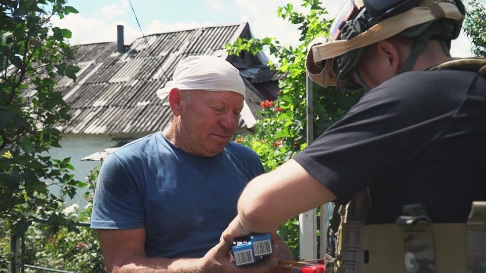 «Сидели, ждали наших!». Группа быстрого реагирования Народной Дружины продолжает посещать освобождённые населённые пункты с гуманитарной миссией