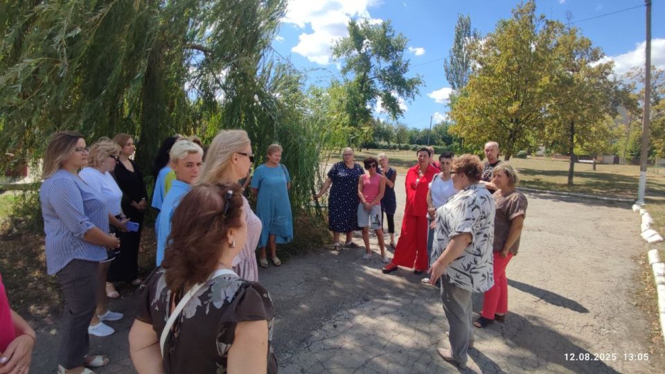 По поручению Главы ДНР Дениса Пушилина 12 августа заместитель главы администрации г.о. Донецк, Светлана Везденко, встретилась с сотрудниками образовательной школы № 42 и жителями микрорайона