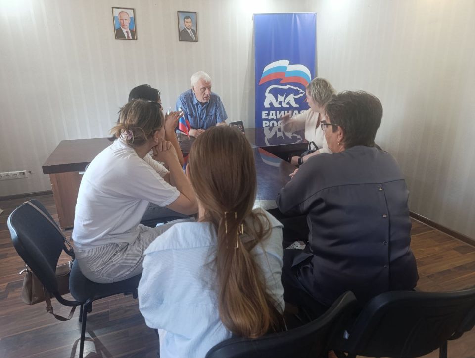 12 августа, в рамках реализации проекта «Управдом», депутат Народного Совета ДНР Андрей Бедило провел встречу со старшими по домам