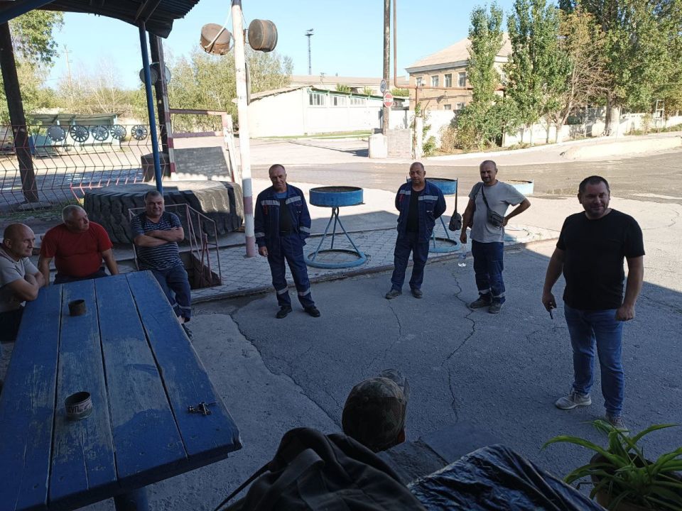 12 августа 2025 года депутат Старобешевского муниципального совета ДНР Артем Менякин провел встречу с трудовым коллективом Филиала № 6 «Комсомольское рудоуправление» ООО «ЮГКМ Донецк»