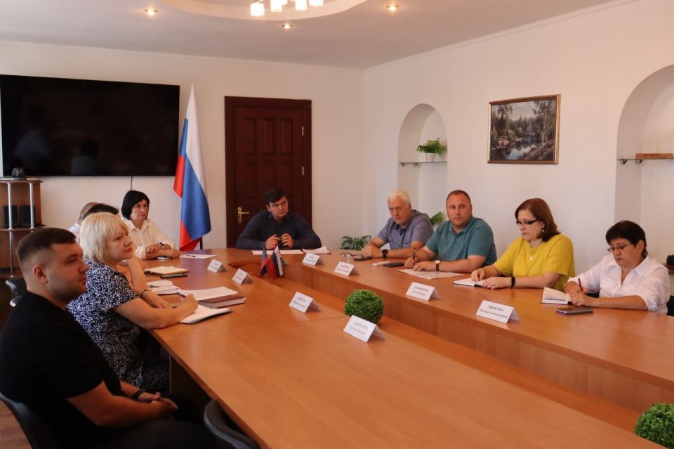Сегодня, 12 августа, временно исполняющий полномочия Главы городского округа Торез Чесноков А.В. провел расширенное аппаратное совещание с участием руководителей администрации городского округа, Торезского городского...