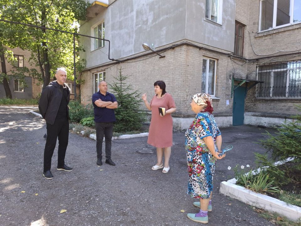 Сегодня, управляющий делами администрации городского округа Дебальцево Инна Рудакова провела встречу с жителями многоквартирного дома по ул. Калинина 124. Глава Донецкой Народной Республики акцентирует особое внимание на...