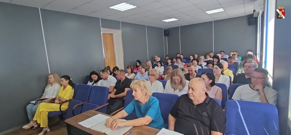 Провёл очередное аппаратное совещание с участием руководителей подведомственных учреждений и представителей ключевых структурных подразделений администрации городского округа Енакиево