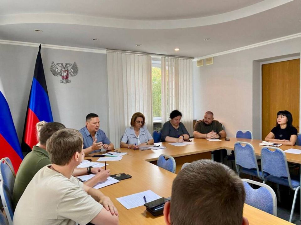 Вице-премьер Лариса Толстыкина вместе с замминистра здравоохранения ДНР Игорем Коваленко посетили Центральную городскую больницу г. Харцызска.