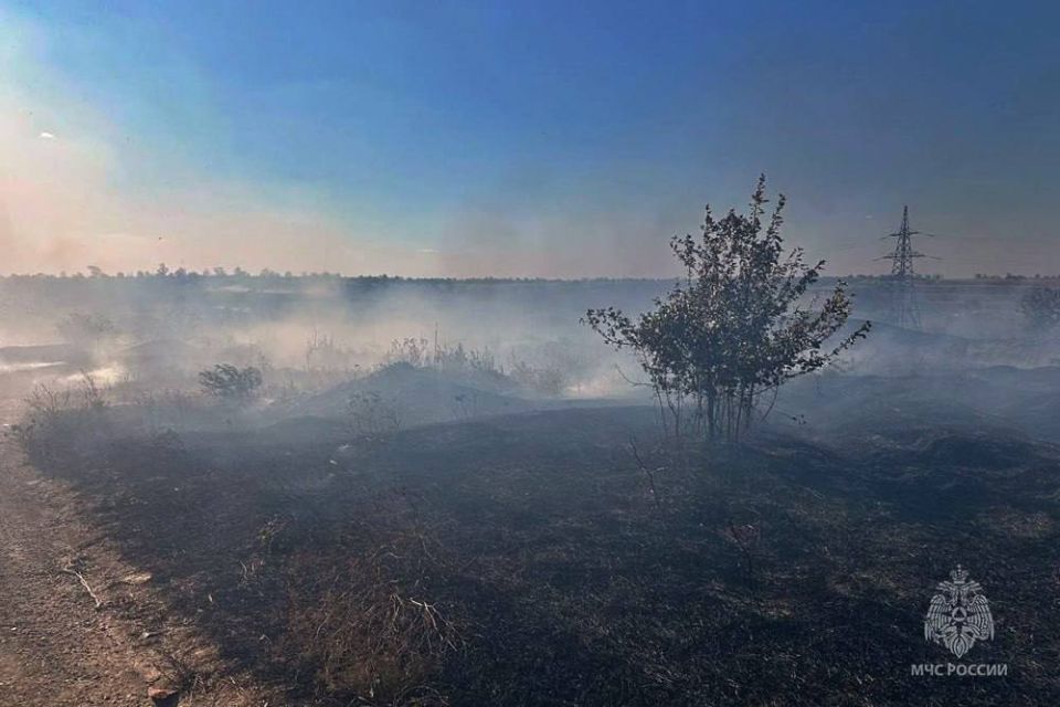 Сотрудники МЧС России ликвидировали пожар в Мариуполе
