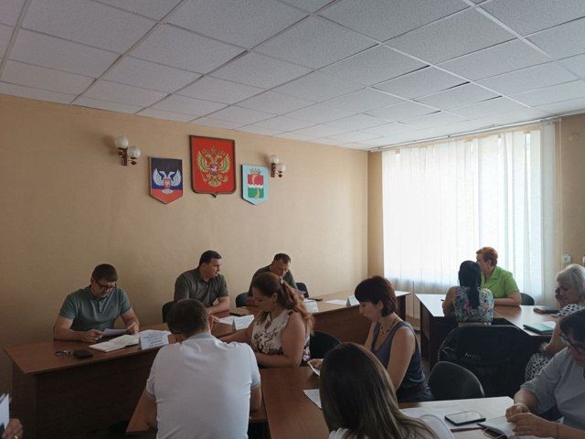 На еженедельном аппаратном совещании с начальниками управлений, отделов, секторов администрации округа и руководителями учреждений рассмотрели ряд вопросов