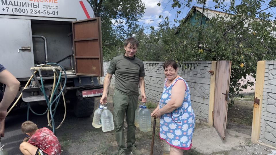 Наталья Бегуненко: По поручению Главы ДНР Дениса Пушилина депутат Донецкого городского совета Роман Евстифеев принял участие в развозе воды жителям Петровского района