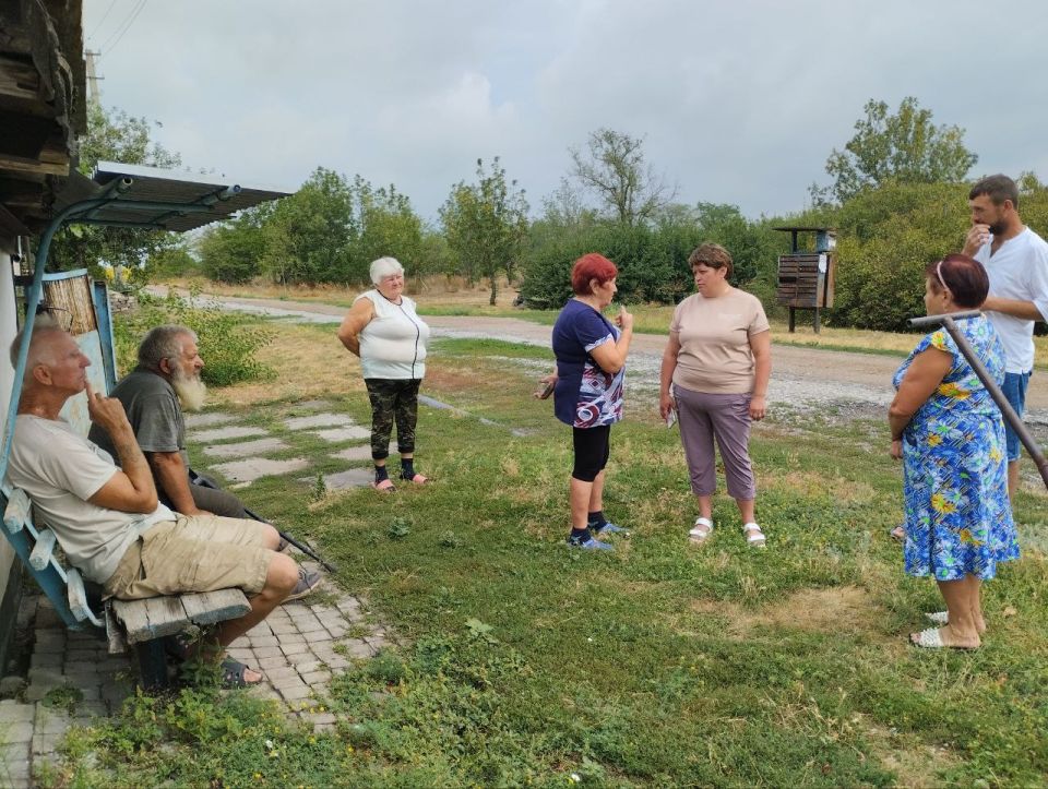 11 августа 2025 года в селе Шевченко Волновахского муниципального округа состоялась встреча с гражданами, на которой присутствовала заведующий Октябрьским территориальным сектором департамента по развитию территорий...