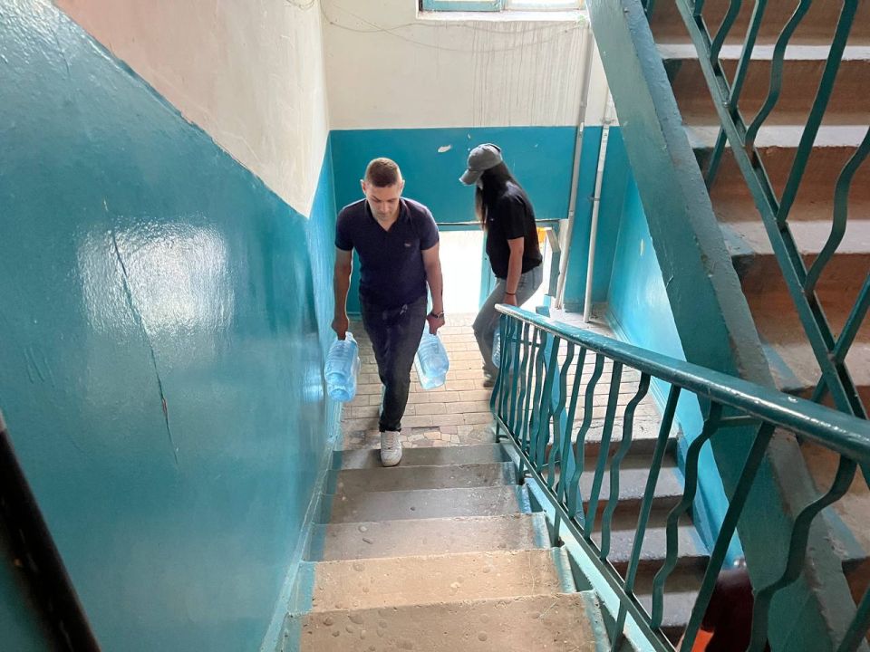 Продолжаем доставлять питьевую воду жителям Республики: особое внимание – семьям защитников