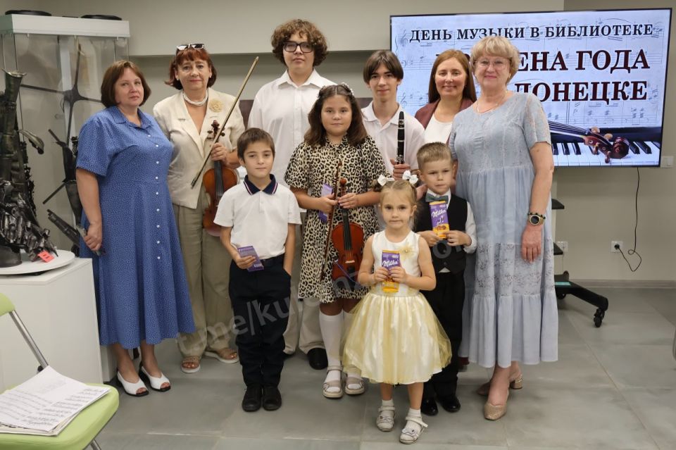 В Центральной городской библиотеке в рамках работы Центра популяризации русского языка и культуры и месячника культуры «Культурный август» прошел необыкновенный день музыки «Времена года в Донецке»