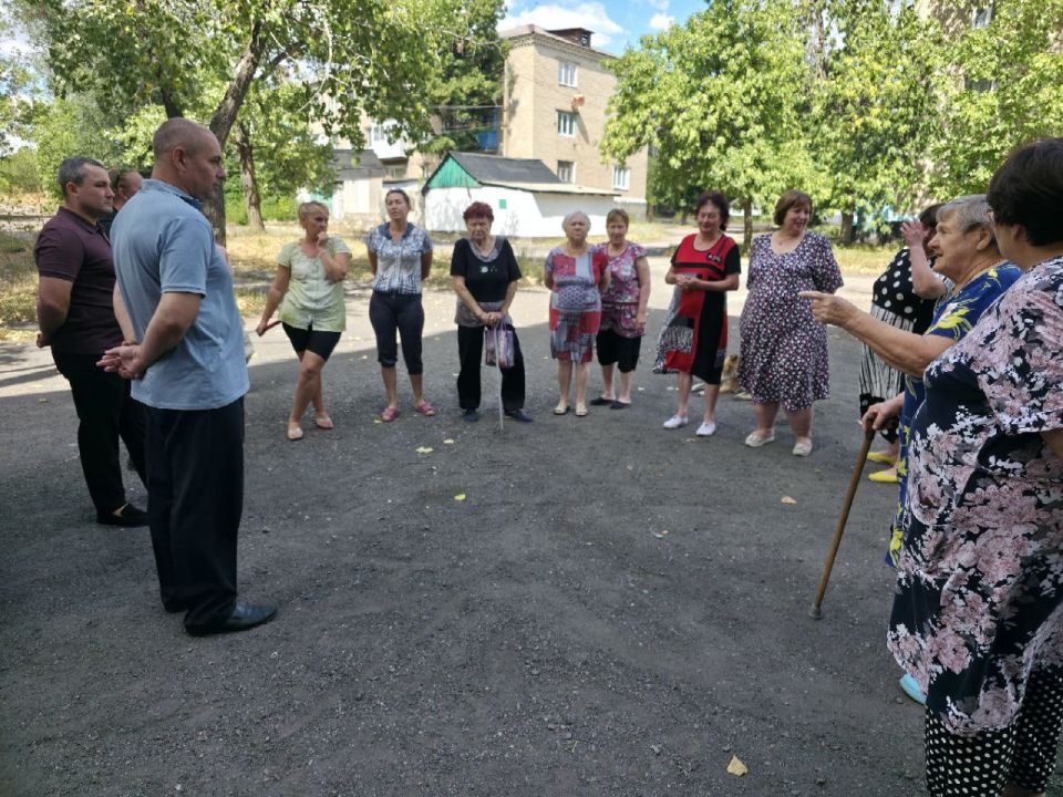 Сегодня, 13 августа, заместитель главы администрации городского округа Торез Александр Ставицкий совместно с депутатом Торезского городского совета Игорем Шинкаревым провел встречу с населением по адресу: ул. Сиваченко, д....