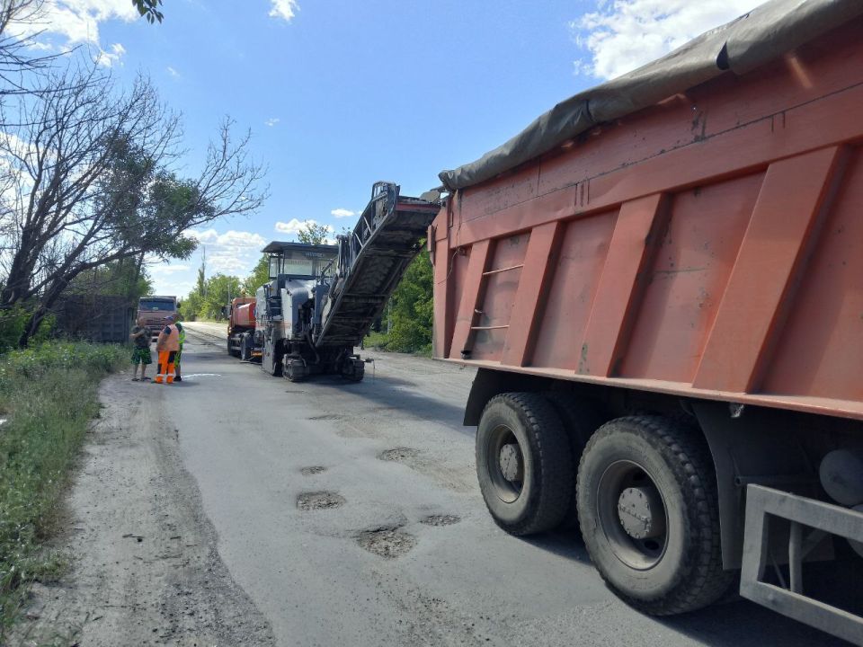 В Кировском внутригородском районе ведутся работы по ремонту дороги