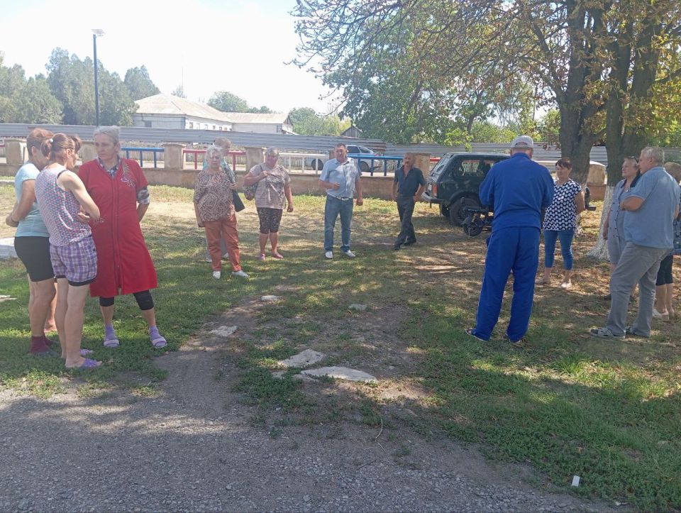 13 августа заведующий Солнцевским территориальным сектором Администрации Старобешевского муниципального округа Сергей Сеферов провел встречу с населением села Солнцево