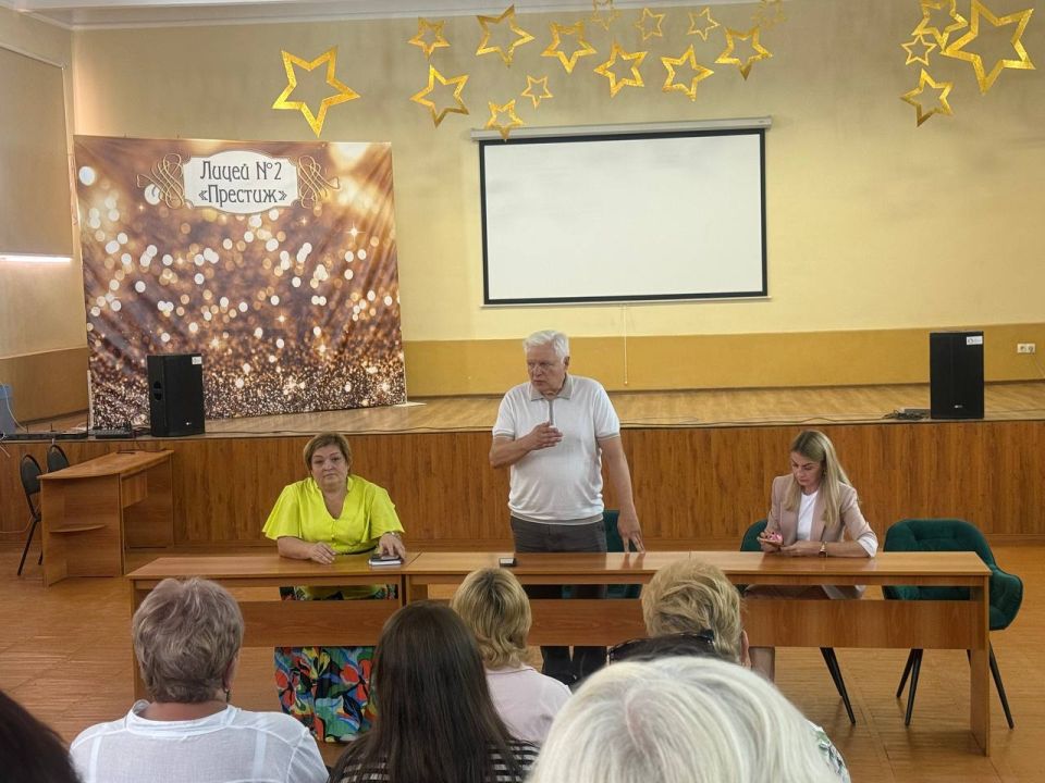 13 августа руководитель Управы Центрально-Городского района Владимир Меша совместно с депутатом Народного Совета Натальей Бурцевой провели встречу с населением в ГБОУ «Лицей № 2 «Престиж» с углубленным изучением отдельных...