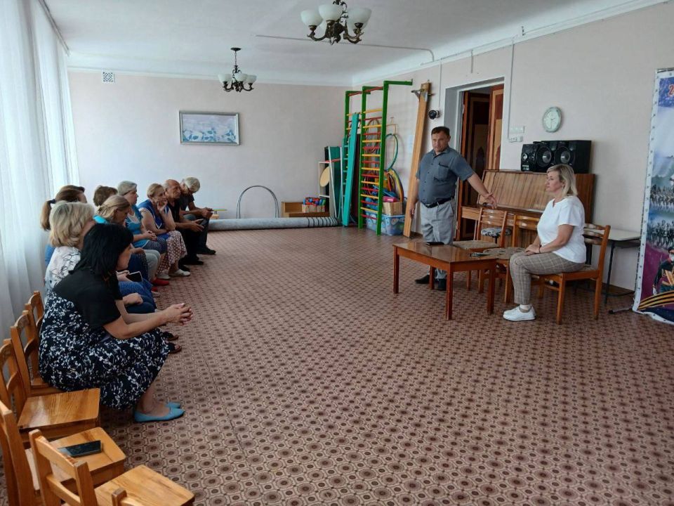 12 августа по поручению Главы Республики исполняющий обязанности начальника Управления образования Администрации городского округа Харцызск Николай Осипов провел встречу с трудовым коллективом ГКДОУ "Детский сад № 2 г.о....