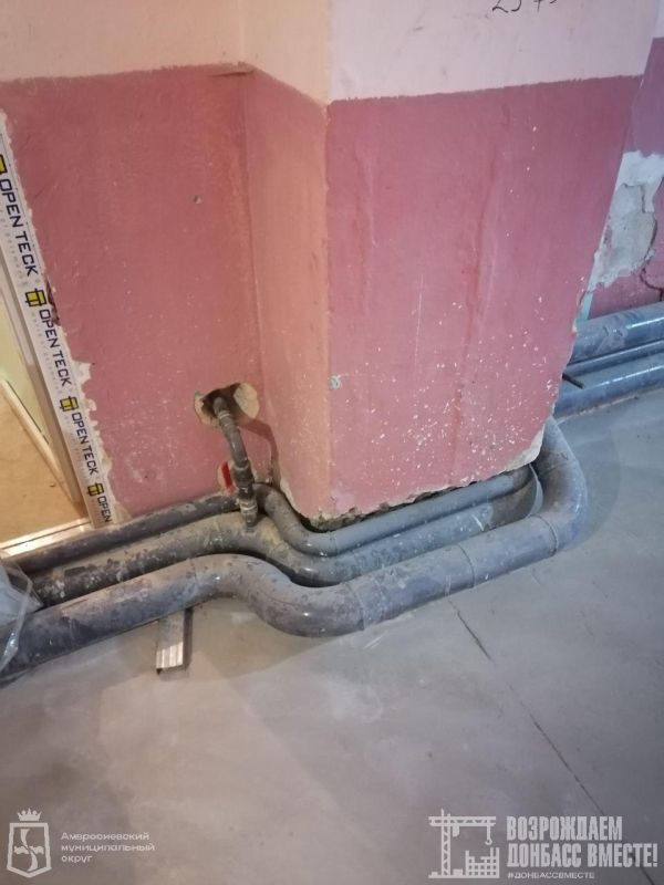 В пищеблоке Амвросиевской школы № 4 ведутся работы по обновлению инженерных сетей