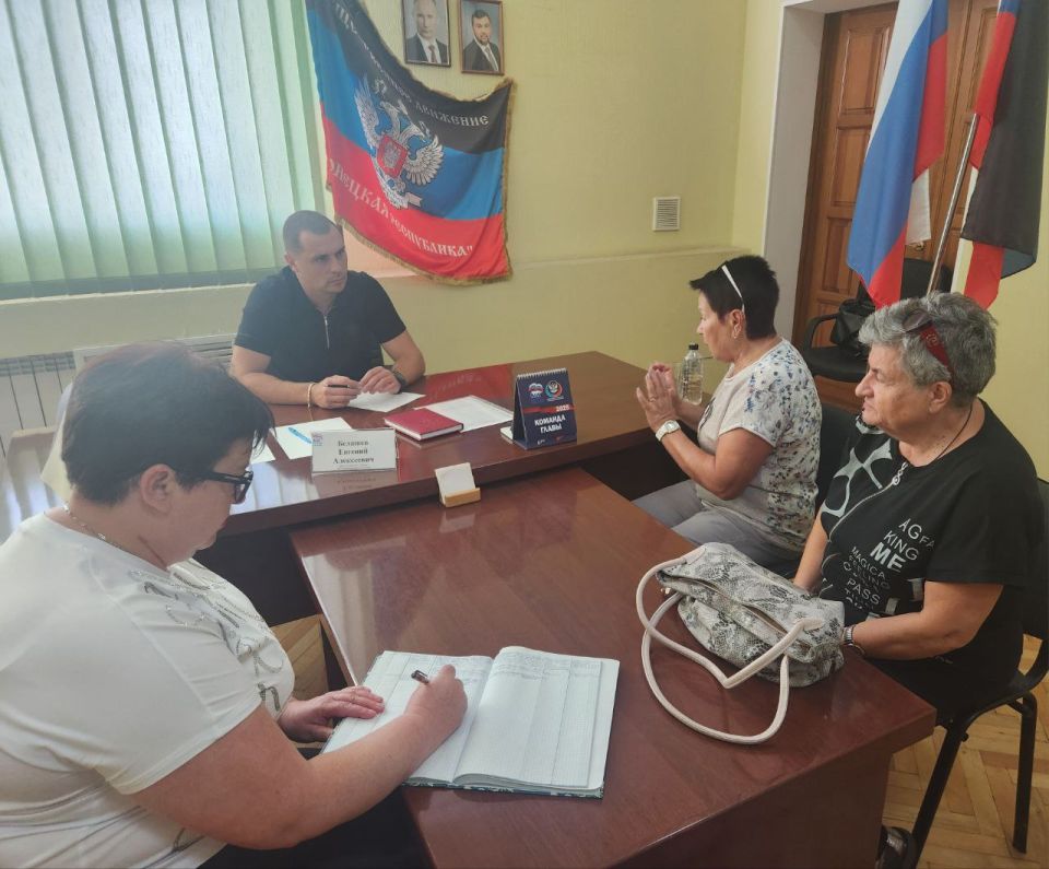 Депутат Народного Совета ДНР Евгений Белашев провел прием граждан в общественной приемной «Единой России» в Шахтерске