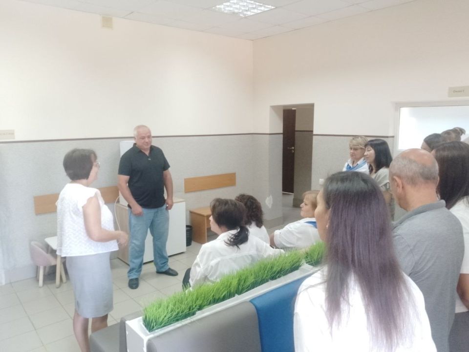 Сегодня депутат Тельмановского муниципального совета Юрий Корюк провел встречу в трудовом коллективе Тельмановского участка ООО «Энергосбыт Донецк»