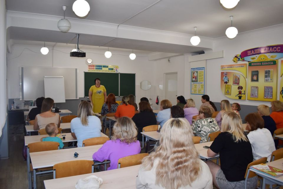 Лидер общественного мнения встретилась с педагогами Кировского