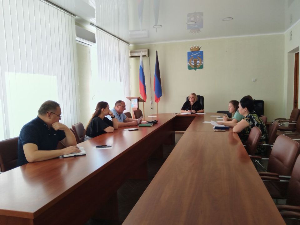 Во исполнение поручения Главы Донецкой Народной Республики Дениса Владимировича Пушилина в Володарском муниципальном округе прошло третье заседание межведомственной рабочей группы по вопросам охраны здоровья граждан под...