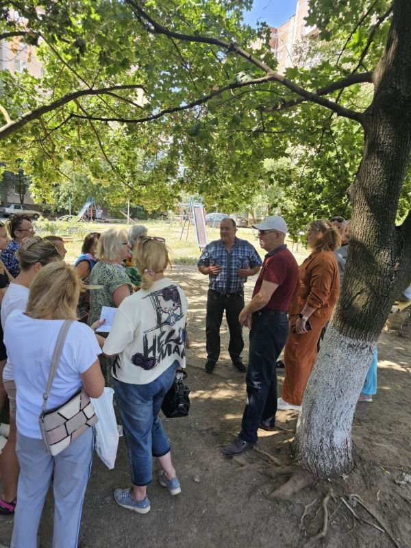 По поручению Главы ДНР Дениса Пушилина 13.08.2025 по адресу: г. Донецк, ул. Малахова,1А состоялась встреча с жителями района, на которой присутствовал депутат Донецкого городского Совета Евгений Селютин