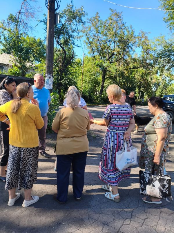 Сегодня, 13 августа 2025, Роман Грицай, начальник Пелагеевского территориального отдела провёл встречу с населением по адресу: ул.Кошевого в районе магазина «Белый медведь»