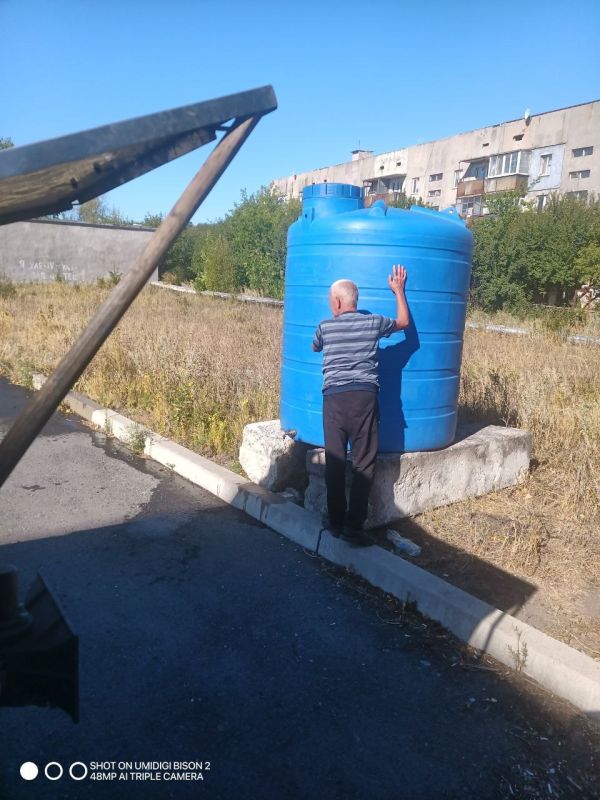 Сергей Желновач: В связи со сложной ситуацией водоснабжения на территории города Дебальцево, администрацией городского округа были установлены емкости в микрорайонах города