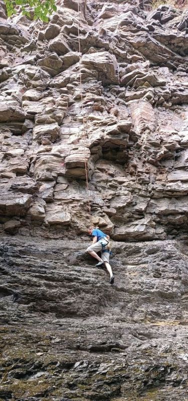 Каждый день лета обучающиеся Муниципального бюджетного учреждения дополнительного образования детей "Центр туристско-краеведческого творчества ученической молодежи" Администрации Шахтерского м. о. ДНР активно проводят...