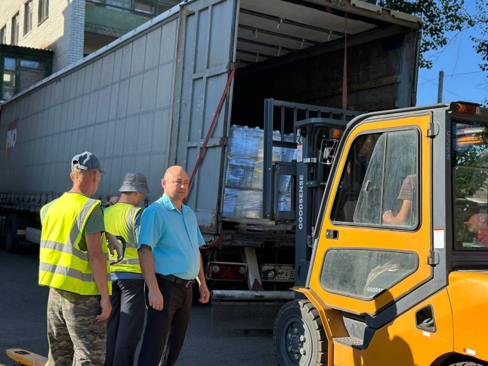 Денис Зубов: Помощь от шеф-региона. Сегодня, 13 августа, в городской округ Иловайск от шеф-региона Нижегородской области привезли бутилированную питьевую воду - 17 тыс