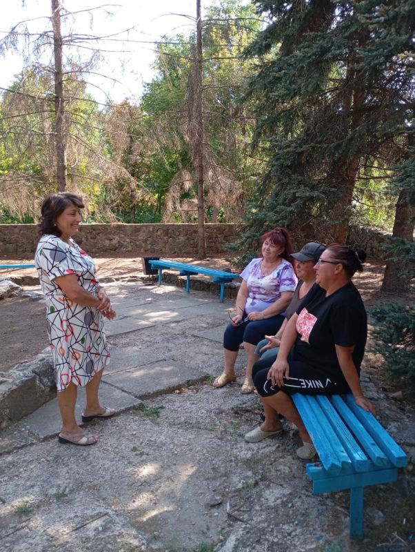 Заведующий Камышеватским территориальным сектором Администрации Мангушского муниципального округа Цебро И.П. провела встречу с жителями Камышеватского территориального сектора