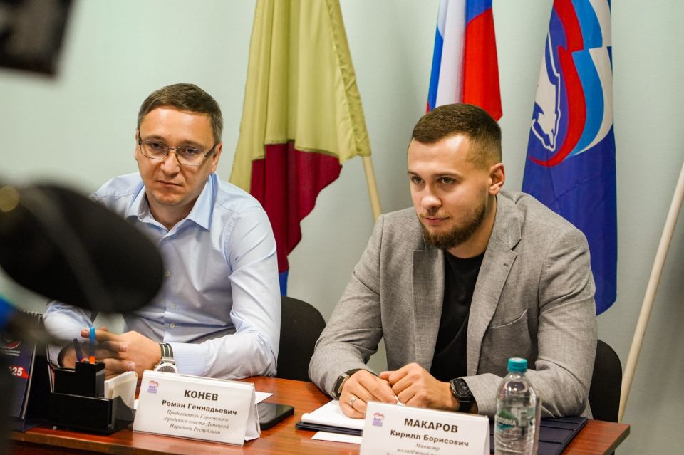 Кирилл Макаров: Сегодня, когда ехал в Горловку, заметил на трассе новый асфальт, расчищенные обочины и работающую технику — видно, что у города большие планы