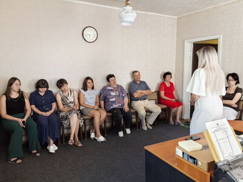 Управляющий делами главы администрации Амвросиевского муниципального округа Елена Фисенко встретилась с трудовым коллективом Государственное ветеринарной больницы Амвросиевского района