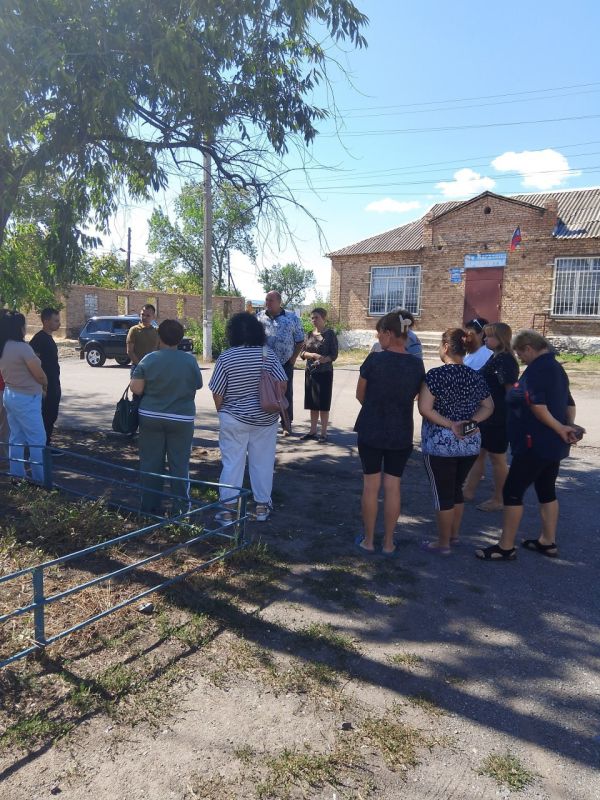 13 августа заместитель Главы Администрации Старобешевского муниципального округа Михаил Ольмезов совместно с Депутатом Старобешевского муниципального совета Екатериной Паша провели встречу с жителями села Раздольное