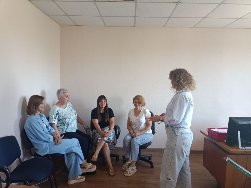 13 августа врио начальника Марьяновского территориального отдела Администрации Старобешевского муниципального округа Анна Кицовану провела встречу с трудовым коллективом ООО "АГРОФИРМА "ЗАРЯ" села Марьяновка