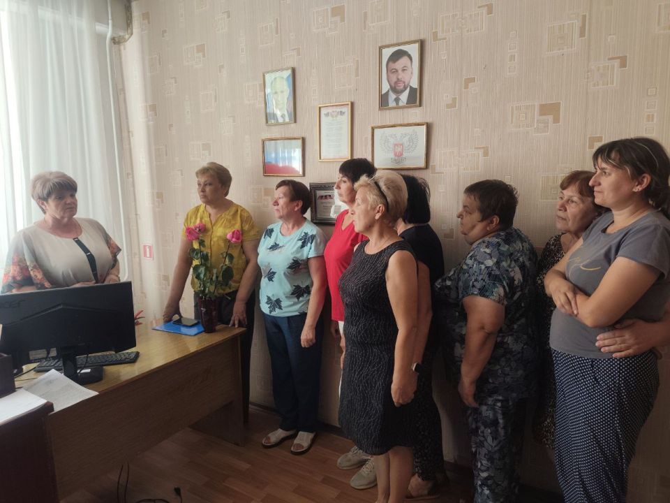 13 августа депутат Тельмановского муниципального совета Галина Коссе провела встречу с трудовым коллективом ГКДОУ "Тельмановский Детский Сад Комбинированного Вида "Катюша" Тельмановского М.О."