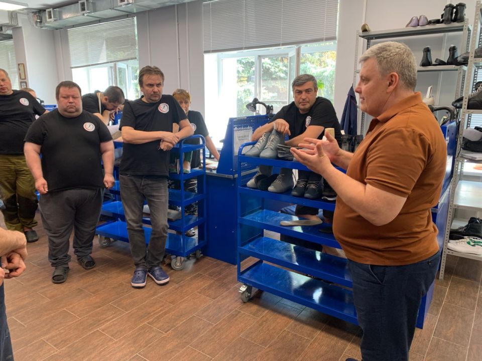 Юрий Покинтелица: Выполняя поручение Главы ДНР Дениса Пушилина, встретился с коллективом цеха по изготовлению ортопедической обуви ДРПОЦ