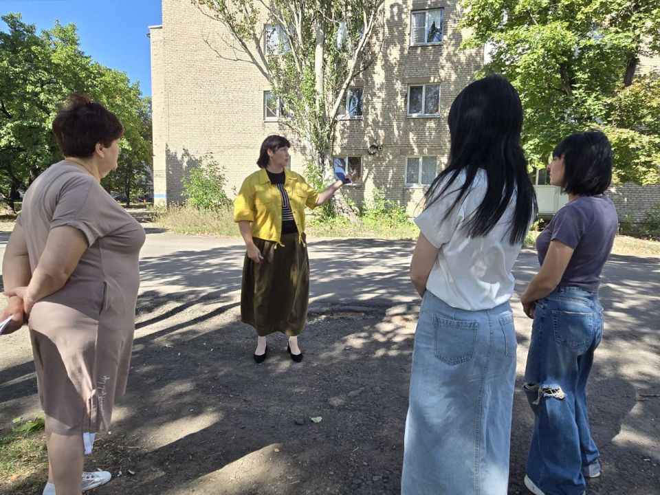 Сегодня, заместитель главы администрации городского округа Дебальцево Оксана Козлова обсудила наиболее волнующие вопросы жителей города