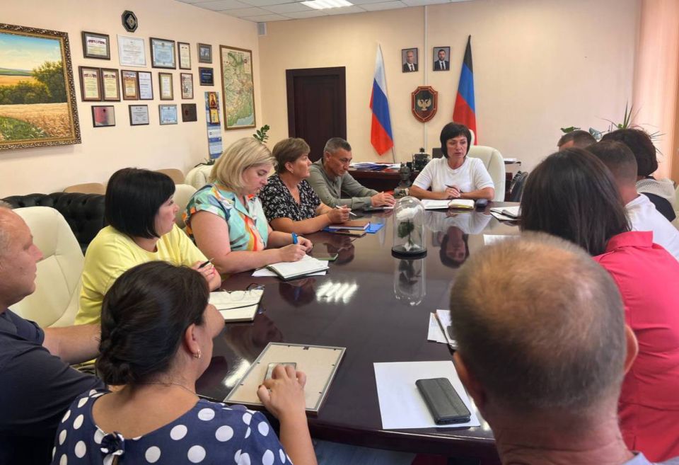 Глава Тельмановского округа Наталья Великодная провела рабочую встречу с секретарями первичных отделений Партии "Единая Россия"